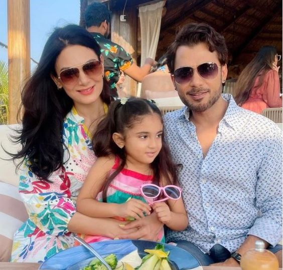 Anupam Mittal with his wife and daughter